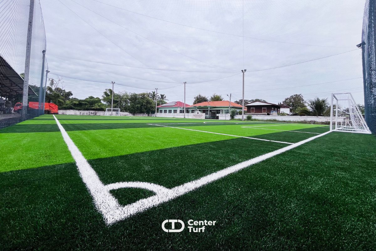 คือการลงทุนที่คุ้มค่า พื้นสนามกลับมานุ่มและน่าเล่นยิ่งขึ้น ช่วยลดความเสี่ยงจากการบาดเจ็บ เพิ่มความประทับใจให้ผู้เล่น และยกระดับมาตรฐานสนามให้โดดเด่น พร้อมรองรับการใช้งานอย่างหนักได้ดีในระยะยาว