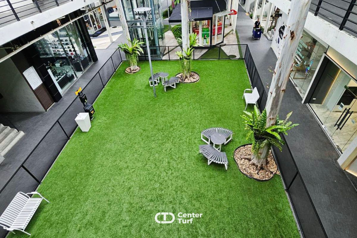 พบเจอกับบรรยากาศที่หลากหลายและหญ้าเทียมสามารถอยู่ร่วมกับผู้คนเเละสัตว์เลี้ยงได้ดีอีกด้วย