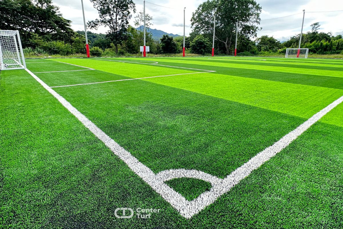 สนามฟุตบอลหญ้าเทียมที่มีมาตรฐานรองรับแรงกระแทกด้วยใบหญ้าเทียมคุณภาพสูง