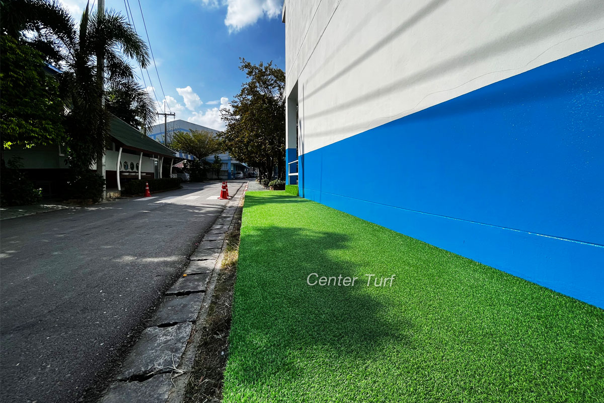 หญ้าเทียมสีเขียวเพิ่มสีสันให้กับตัวอาคาร