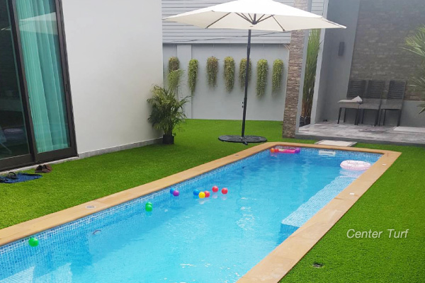 ตกแต่งหญ้าเทียมบริเวณรอบสระว่ายน้ำ โครงการหมู่บ้านเลอเซลลินี จ.อุดรธานี