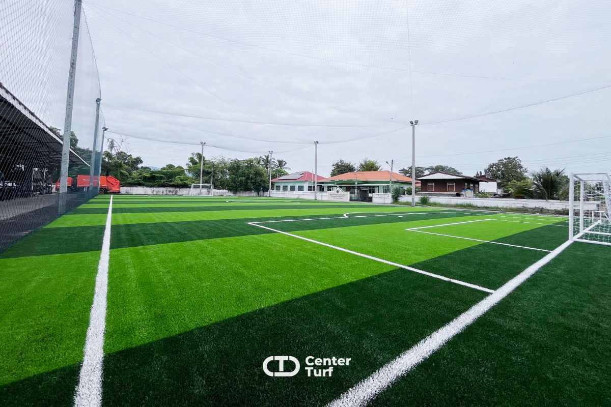 คือการลงทุนที่คุ้มค่า พื้นสนามกลับมานุ่มและน่าเล่นยิ่งขึ้น ช่วยลดความเสี่ยงจากการบาดเจ็บ เพิ่มความประทับใจให้ผู้เล่น และยกระดับมาตรฐานสนามให้โดดเด่น พร้อมรองรับการใช้งานอย่างหนักได้ดีในระยะยาว