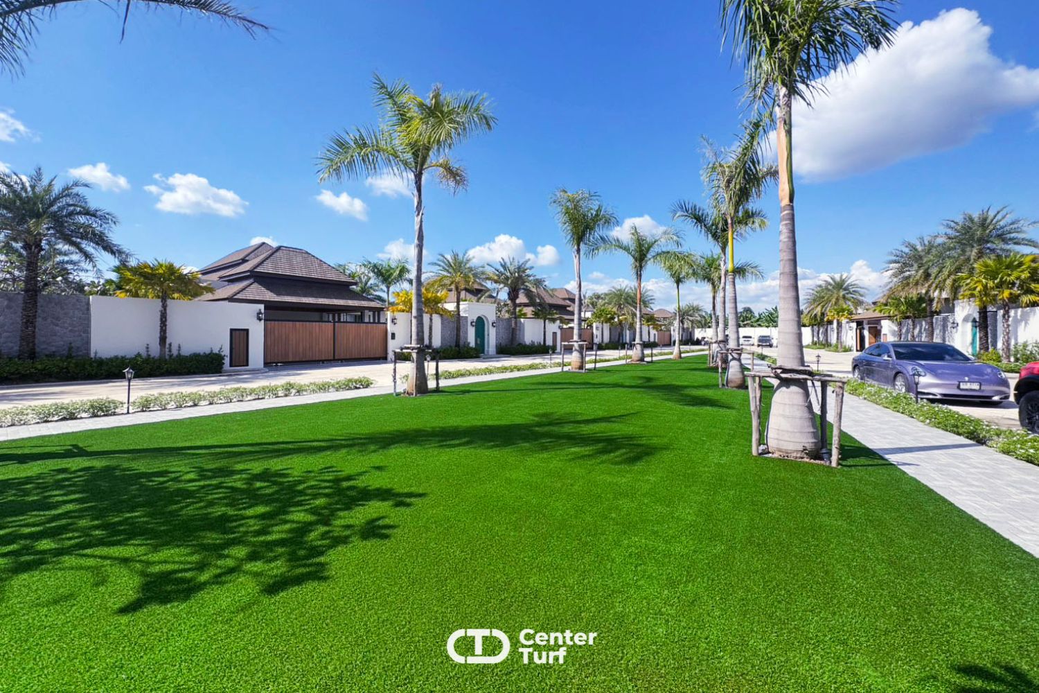 แต่เป็นสวนสีเขียวที่สร้างความรู้สึกอบอุ่น  เป็นกันเอง ทำให้ลูกบ้านรู้สึกราวกับได้เป็นเจ้าของสวนส่วนตัวอีกด้วย