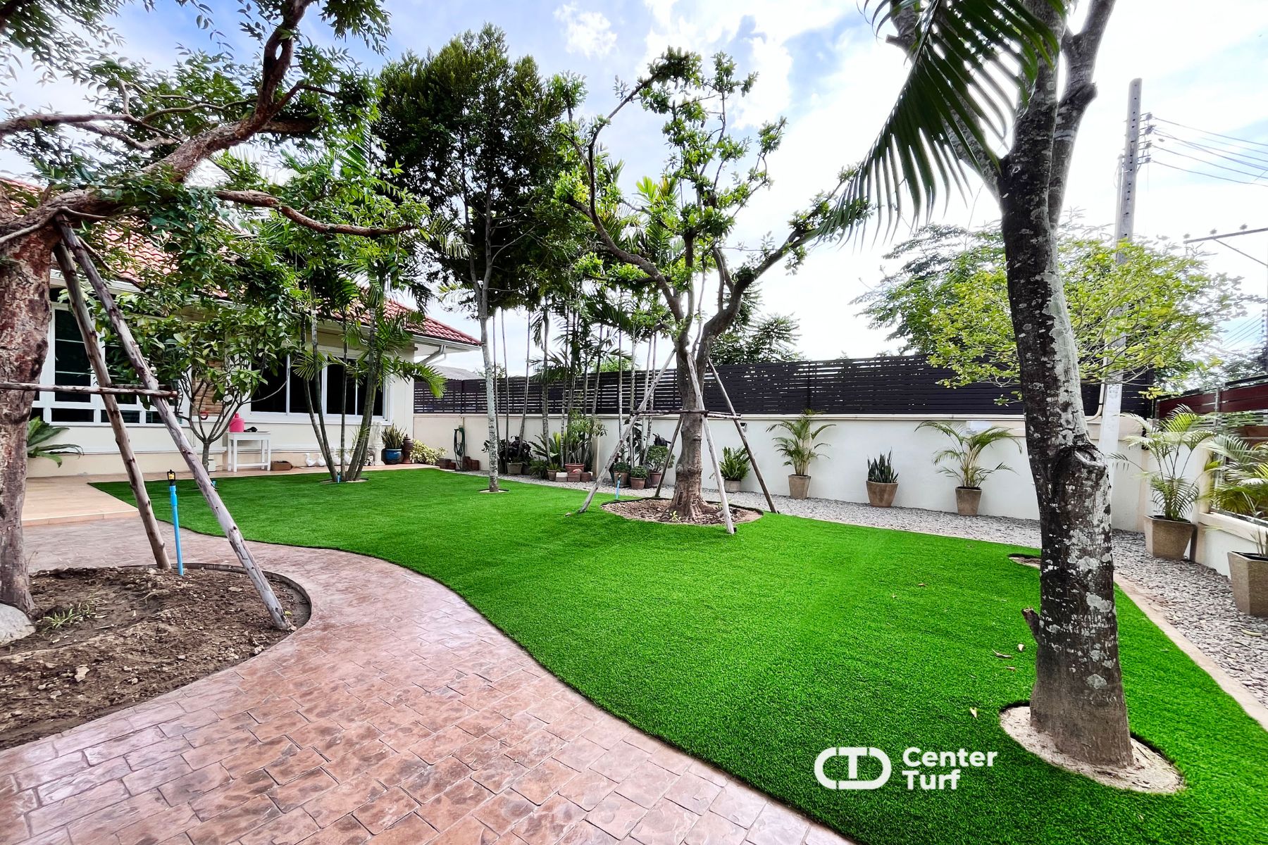 สัตว์เลี้ยงตัวโปรดได้วิ่งเล่นอย่างเต็มที่บนพื้นหญ้าเทียมที่หนาแน่นและนุ่มไม่บาดเท้า