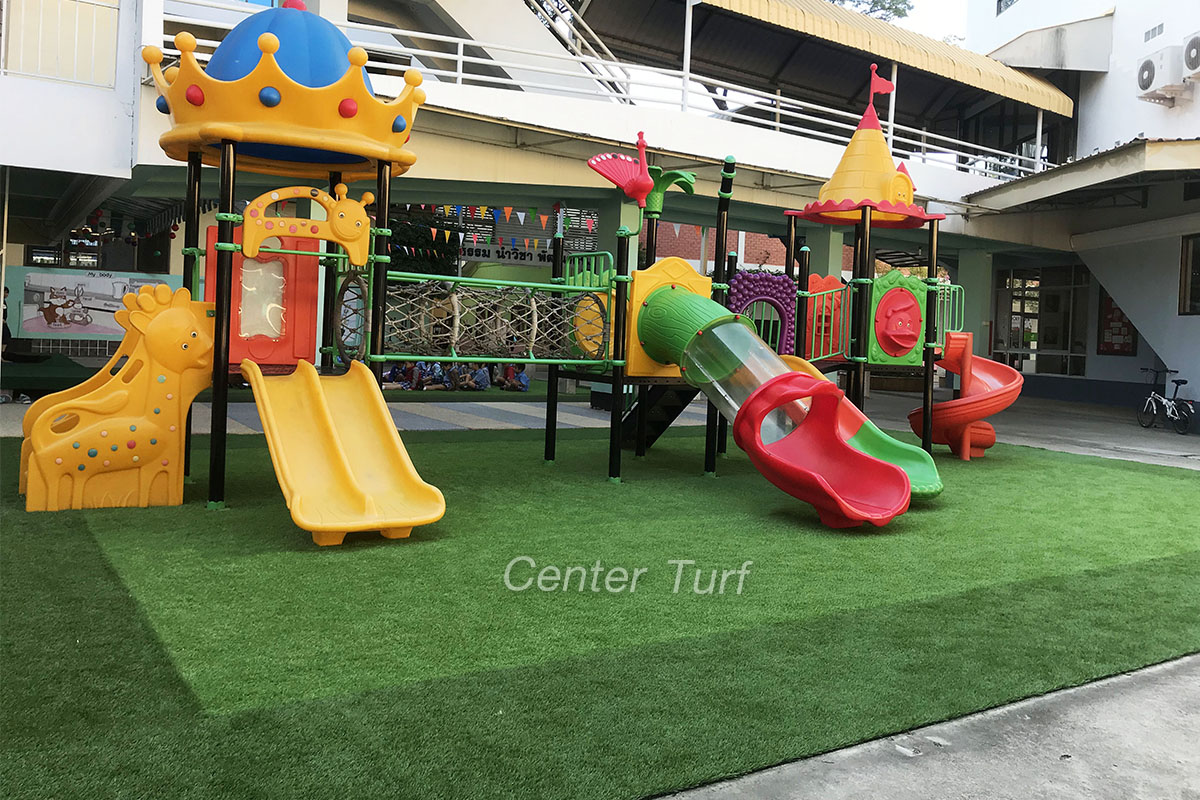 หญ้าเทียมคุณภาพดี หนาแน่นที่สุด ลดแรงกระแทกเพิ่มความปลอดภัยเหมาะสมกับการใช้งานสำหรับสนามเด็กเล่น