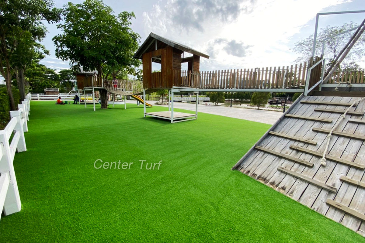 ตกแต่งลานสนามเด็กเล่นด้วยหญ้าเทียมเต็มพื้นที่ ช่วยเพิ่มสีสันให้ดูน่าใช้งานมากยิ่งขึ้น และยังสวยแบบนี้ได้ตลอดทั้งปี เพราะมีหญ้าเทียมเซ็นเตอร์ เทิร์ฟ
