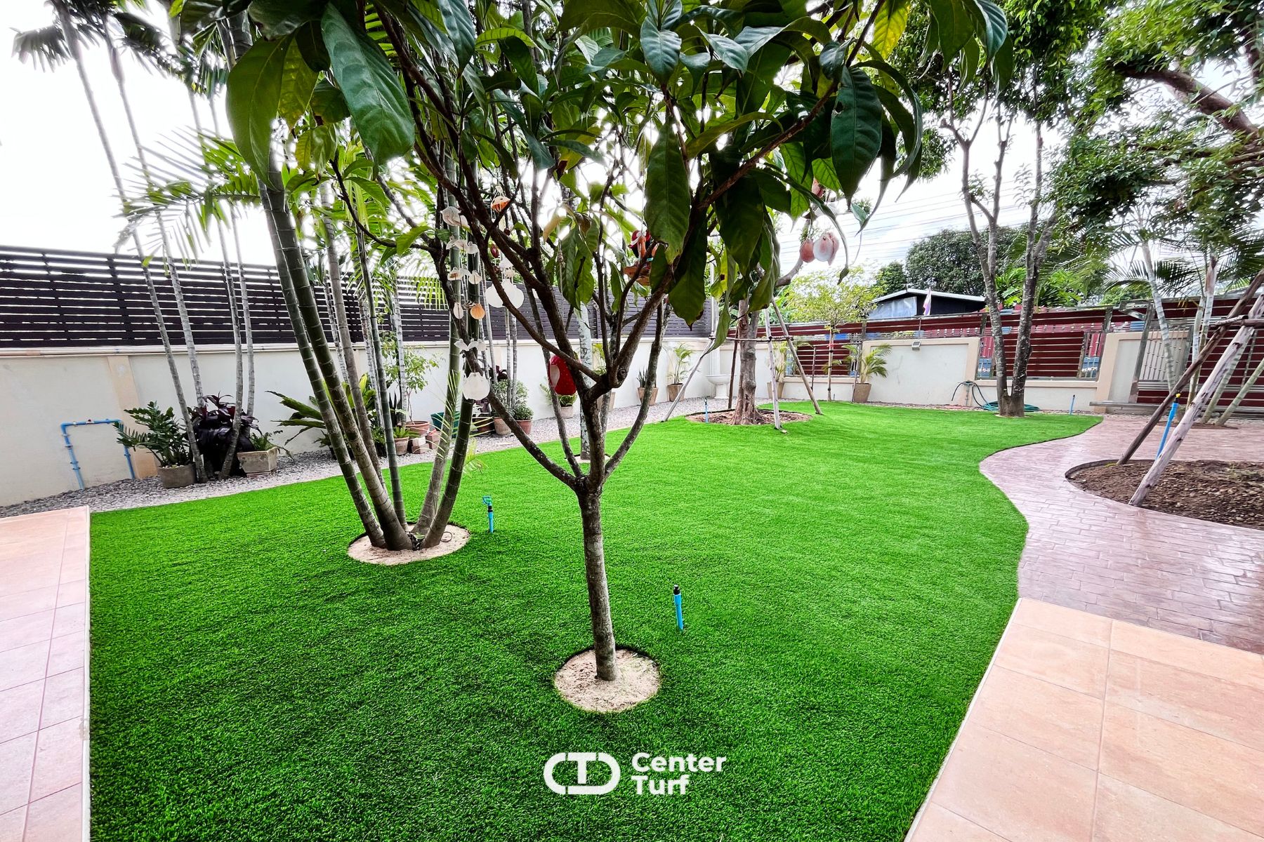 สัตว์เลี้ยงตัวโปรดได้วิ่งเล่นอย่างเต็มที่บนพื้นหญ้าเทียมที่หนาแน่นและนุ่มไม่บาดเท้า