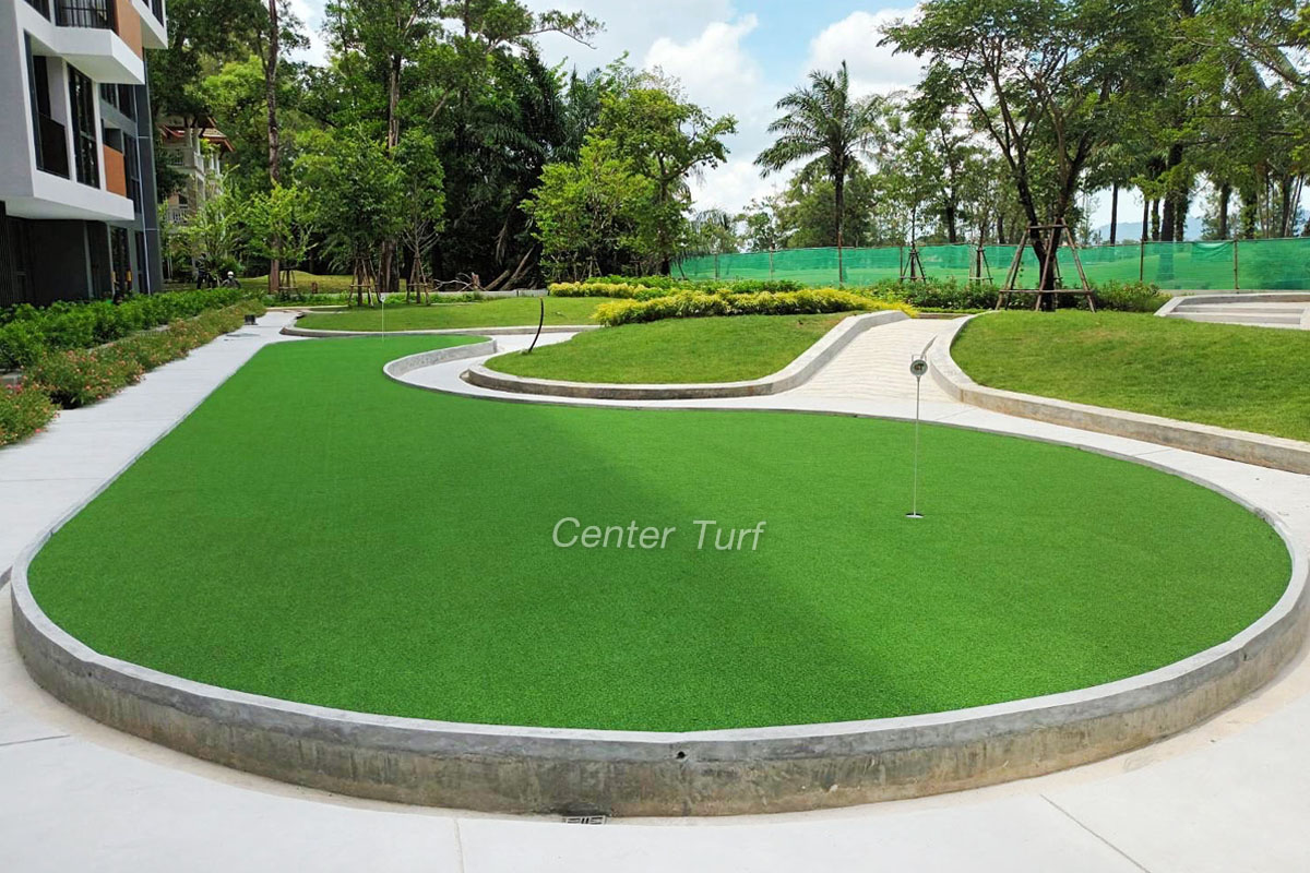 งานติดตั้งพัตติ้งกรีนหญ้าเทียมหากให้ความสำคัญเพียงแค่เรื่องรอยต่อเเละระดับสโลปยังคงไม่พอ งานดีไซน์รูปแบบก็สำคัญไม่แพ้กัน