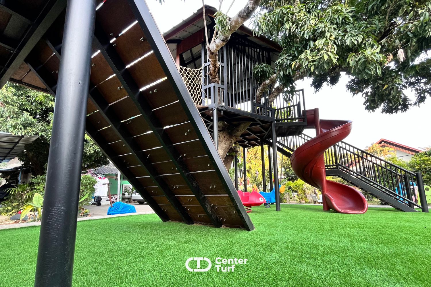 หญ้าเทียม CENTER TURF พร้อมซัพพอร์ตทุกแรงกระแทก ล้มกี่ครั้งก็ยังลุกขึ้นมาเล่นต่อได้อย่างปลอดภัย 