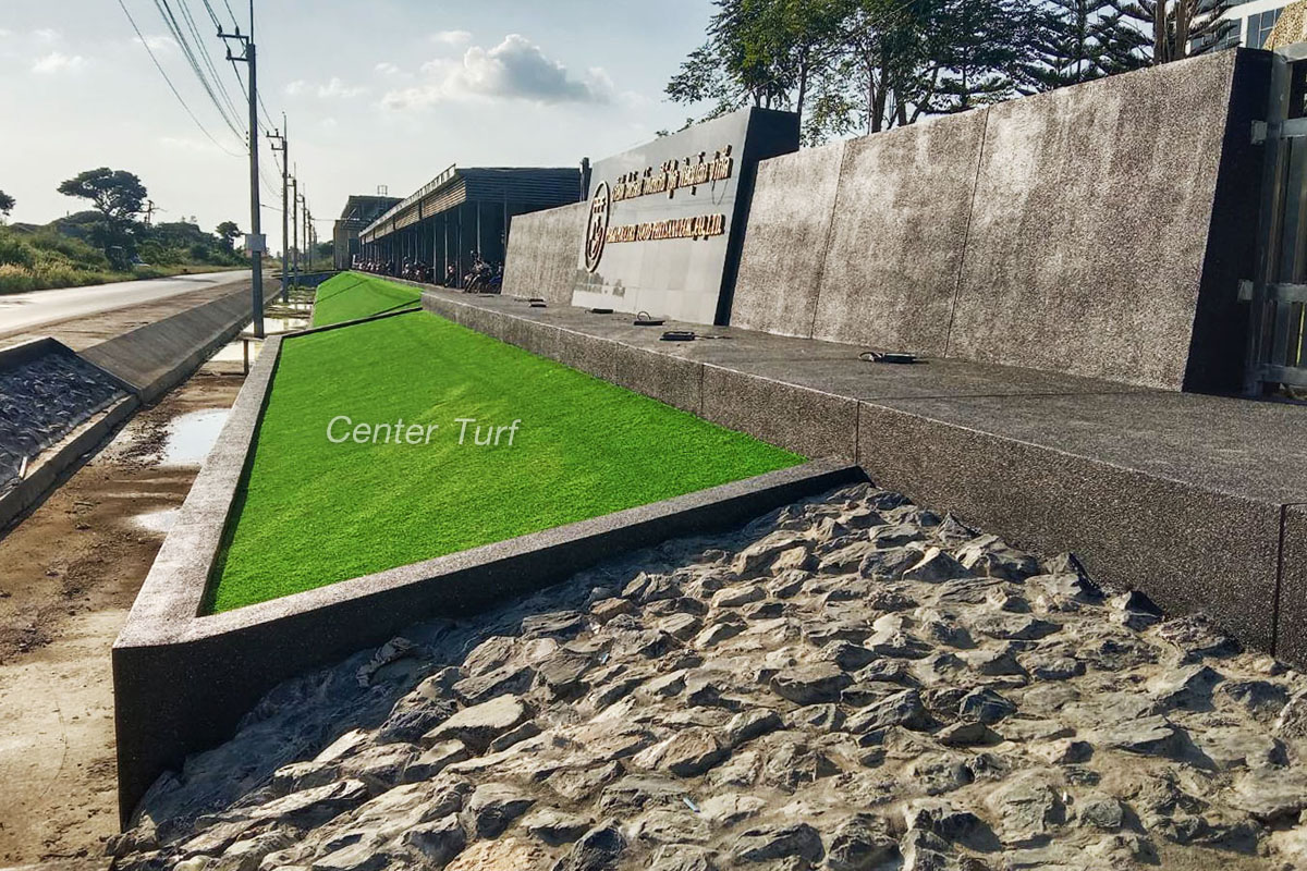 เลือกใช้หญ้าเทียมในการตกแต่งแทนการจัดสวนหญ้าจริง  ประหยัดทั้งงบและเวลาในการดูแลรักษา