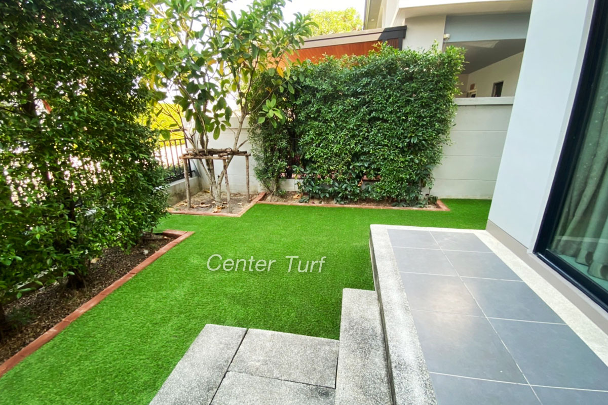 จัดสวนหญ้าเทียมบนพื้นดินโดยรอบบริเวณบ้าน @รามอินทรา65