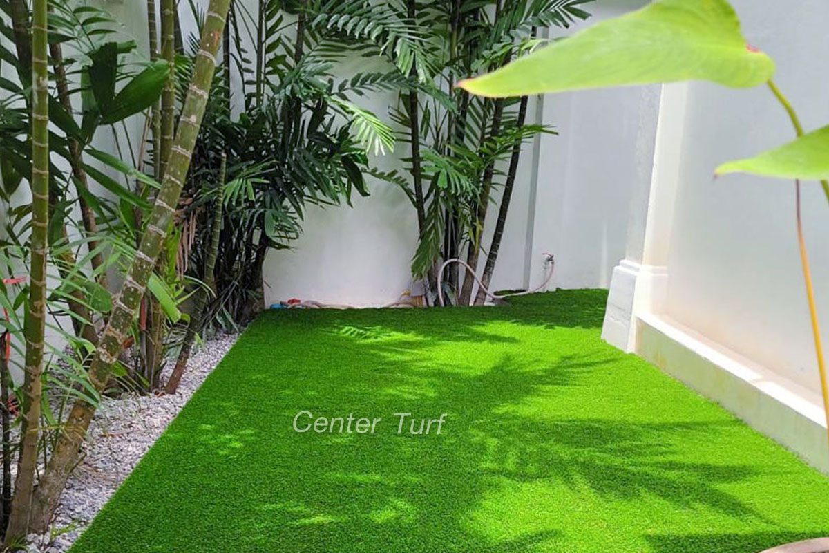 แบ่งโซนจัดสวนเพื่อความสะอาดและความเรียบร้อยให้กับบริเวณบ้าน  ไม่ว่าจะเดินไปมุมไหนก็ยังปลอดภัยจากสัตว์มีพิษที่อาศัยอยู่ในหญ้าจริง