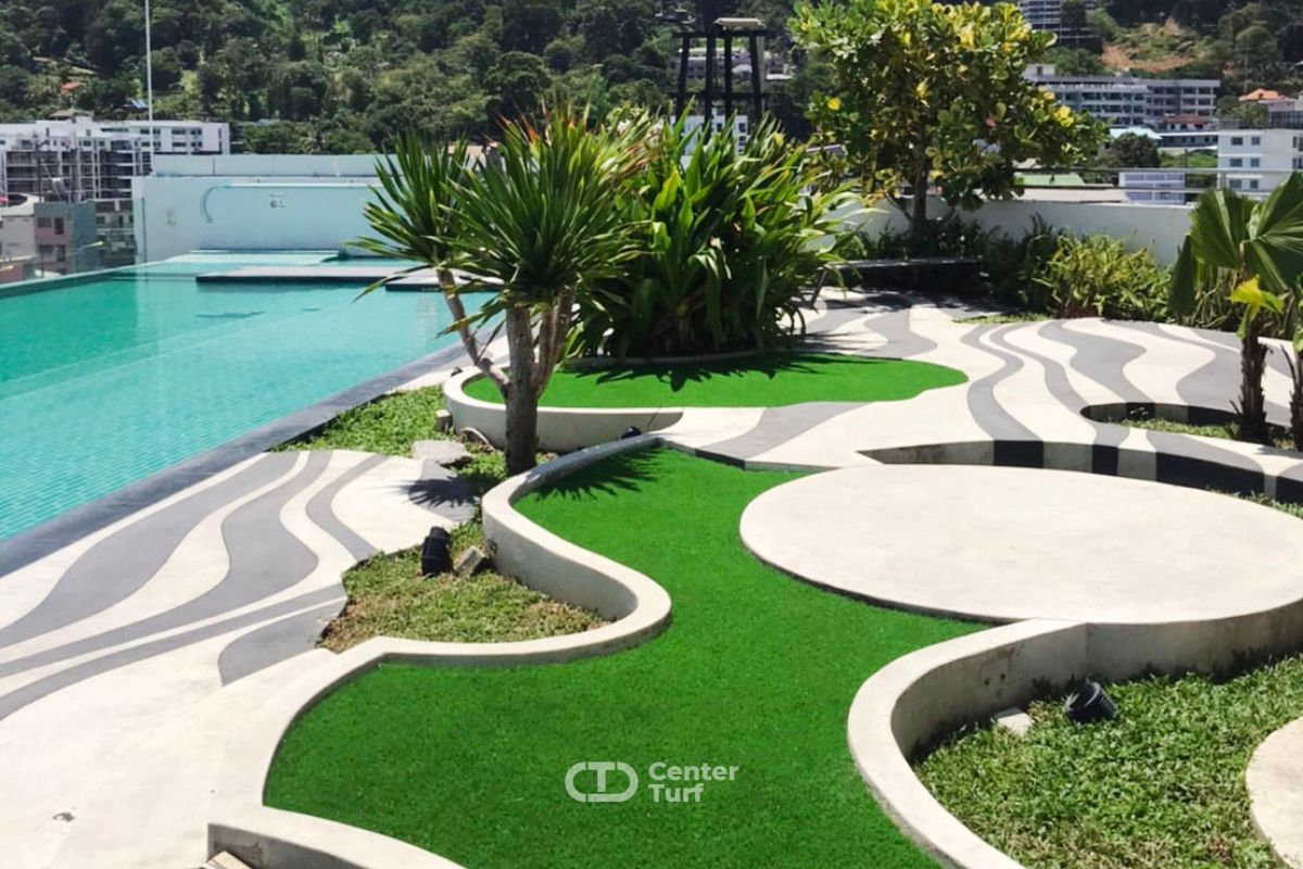 งานติดตั้งหญ้าเทียมรอบสระว่ายน้ำ @Oakwood Hotel Journeyhub Phuket