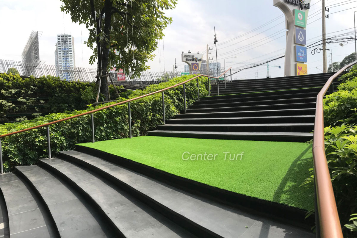 หญ้าเทียมสำหรับตกแต่งภูมิทัศน์บริเวณโดยรอบลานน้ำพุ ห้างสรรพสินค้าเซ็นทรัลเฟสติวัลเชียงใหม่