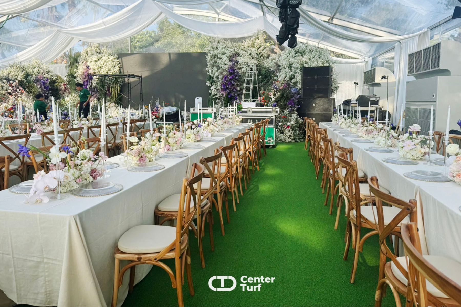 หญ้าเทียม Center Turf เข้ากันได้ดีกับทุกบรรยากาศ ไม่ว่าจะจัดงานอีเว้นท์หรืองานแต่ง ก็ยังช่วยเพิ่มเติมสีสันให้สวยงามมากยิ่งขึ้น
