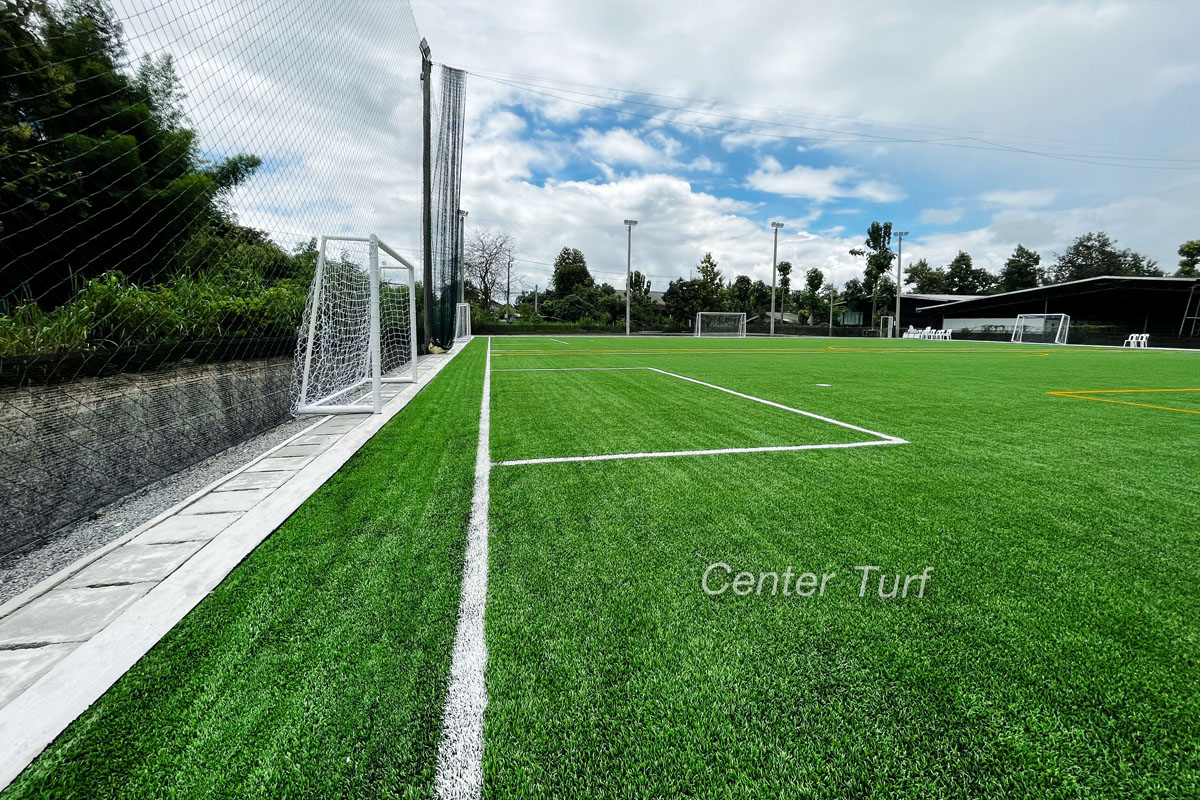 ออกกำลังกายบนสนามฟุตบอลหญ้าเทียมมาตรฐาน ได้ทั้งสุขภาพดีพร้อมความปลอดภัย เซ็นเตอร์เทิร์ฟหญ้าเทียมให้ความสำคัญในทุกขั้นตอน