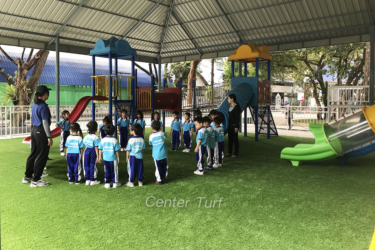 หญ้าเทียมคุณภาพดี หนาแน่นที่สุด ลดแรงกระแทกเพิ่มความปลอดภัยเหมาะสมกับการใช้งานสำหรับสนามเด็กเล่น