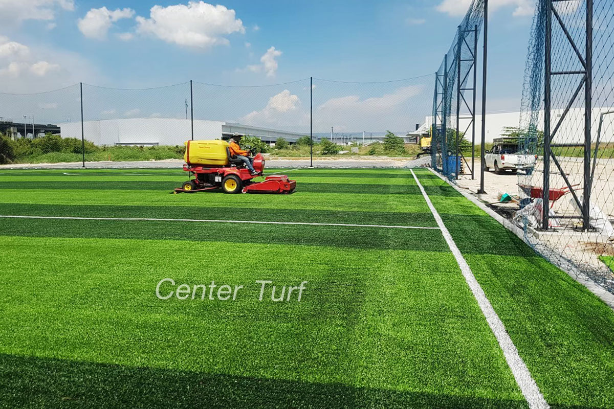 การเลือกใช้เครื่องจักร ต้องเป็นเครื่องจักรสำหรับติดตั้งหญ้าเทียมที่ได้มาตรฐานสูงสุดและทันสมัยที่สุดเท่านั้น