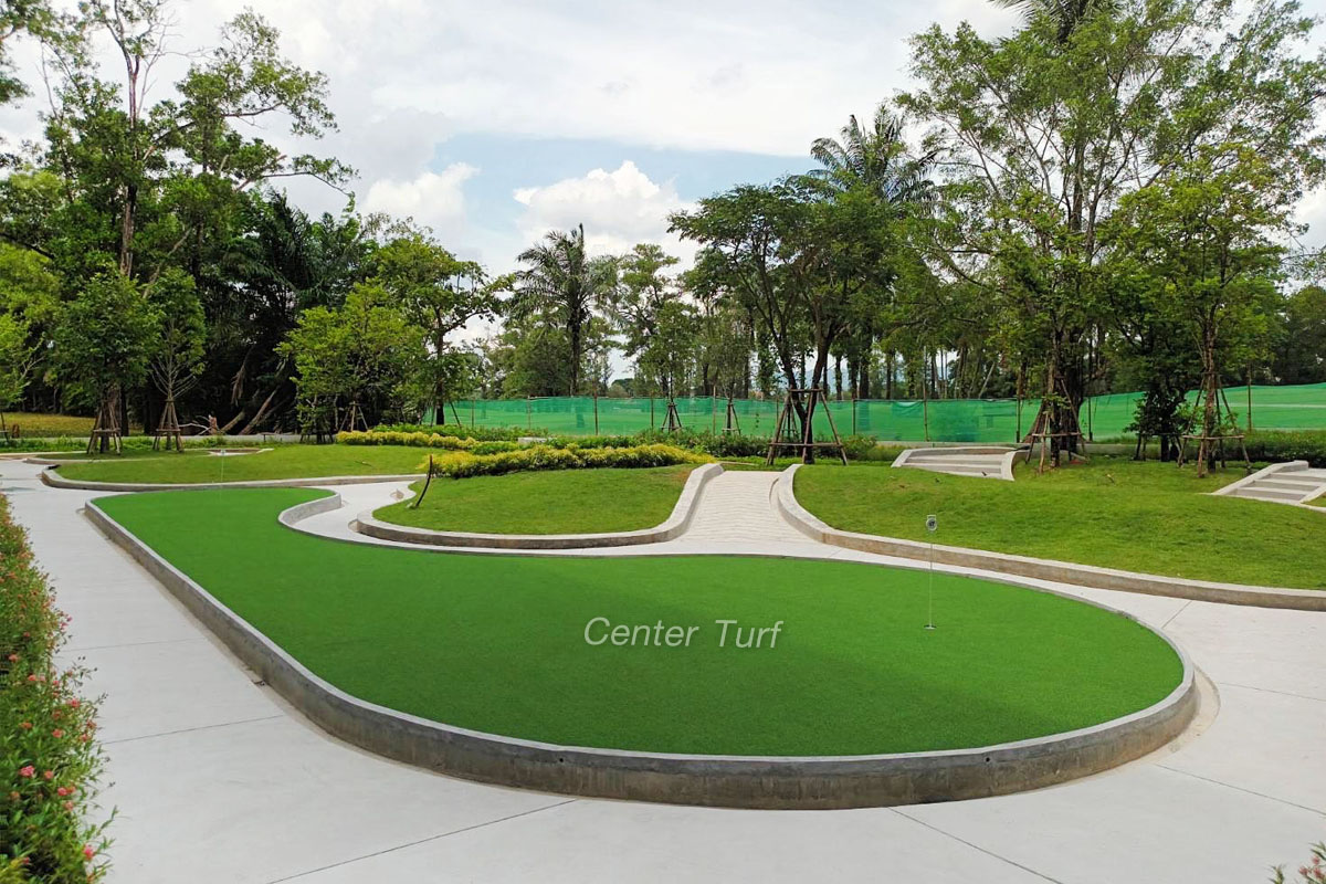 งานติดตั้งพัตติ้งกรีนหญ้าเทียมหากให้ความสำคัญเพียงแค่เรื่องรอยต่อเเละระดับสโลปยังคงไม่พอ งานดีไซน์รูปแบบก็สำคัญไม่แพ้กัน