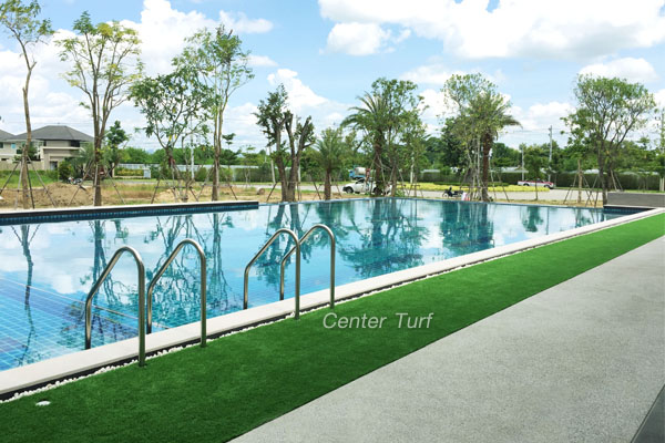 ติดตั้งหญ้าเทียมรอบสระว่ายน้ำ โครงการ กาญจน์กนก