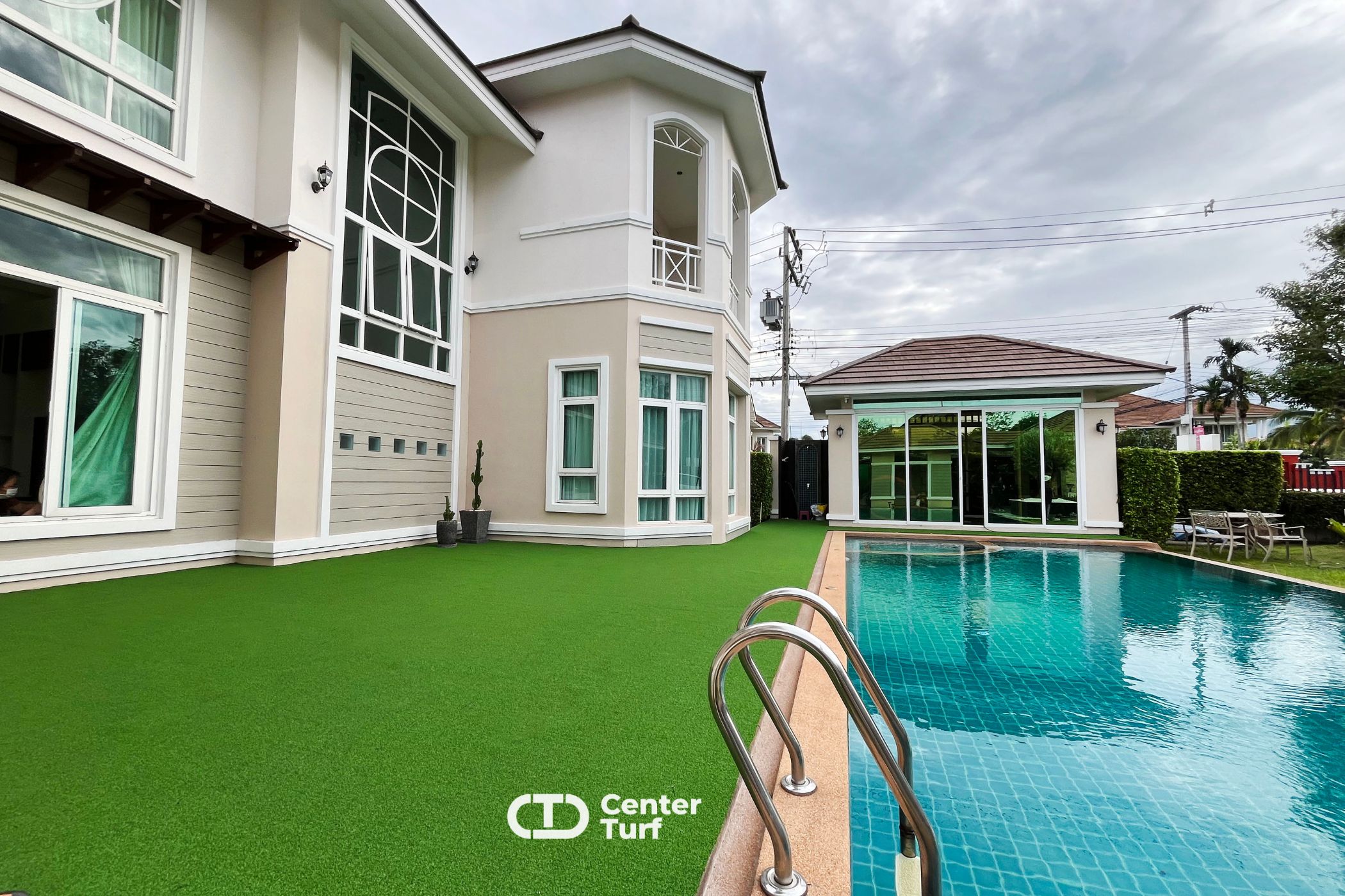 ตกแต่งพื้นที่ด้วยหญ้าเทียมขนสั้น 13 มม.