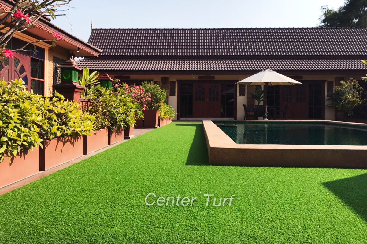 ติดตั้งหญ้าเทียมรอบสระว่ายน้ำ สถาบันบ้านครูไก่ สอนศิลป์