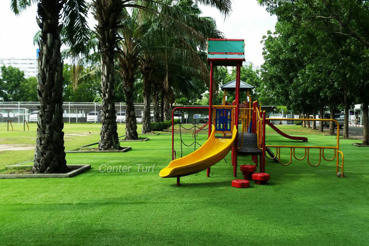 สนามเด็กเล่นหญ้าเทียมโรงเรียนเซนต์ฟรังซีสเซเวียร์ กรุงเทพฯ