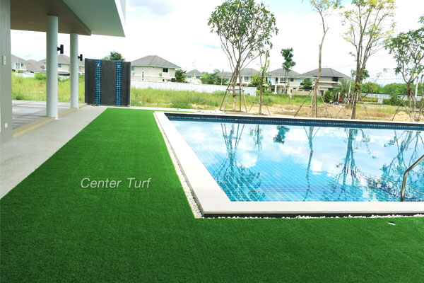 ติดตั้งหญ้าเทียมรอบสระว่ายน้ำ โครงการ กาญจน์กนก