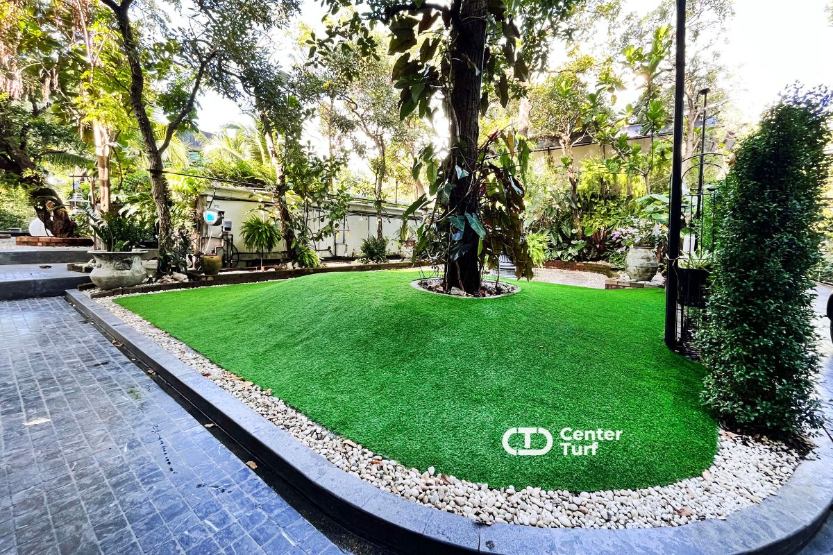 จัดสวนด้วยหญ้าเทียมให้เด็กๆ ได้วิ่งเล่นอย่างอิสระ พัฒนาการดี พร้อมรอยยิ้มทุกวัน