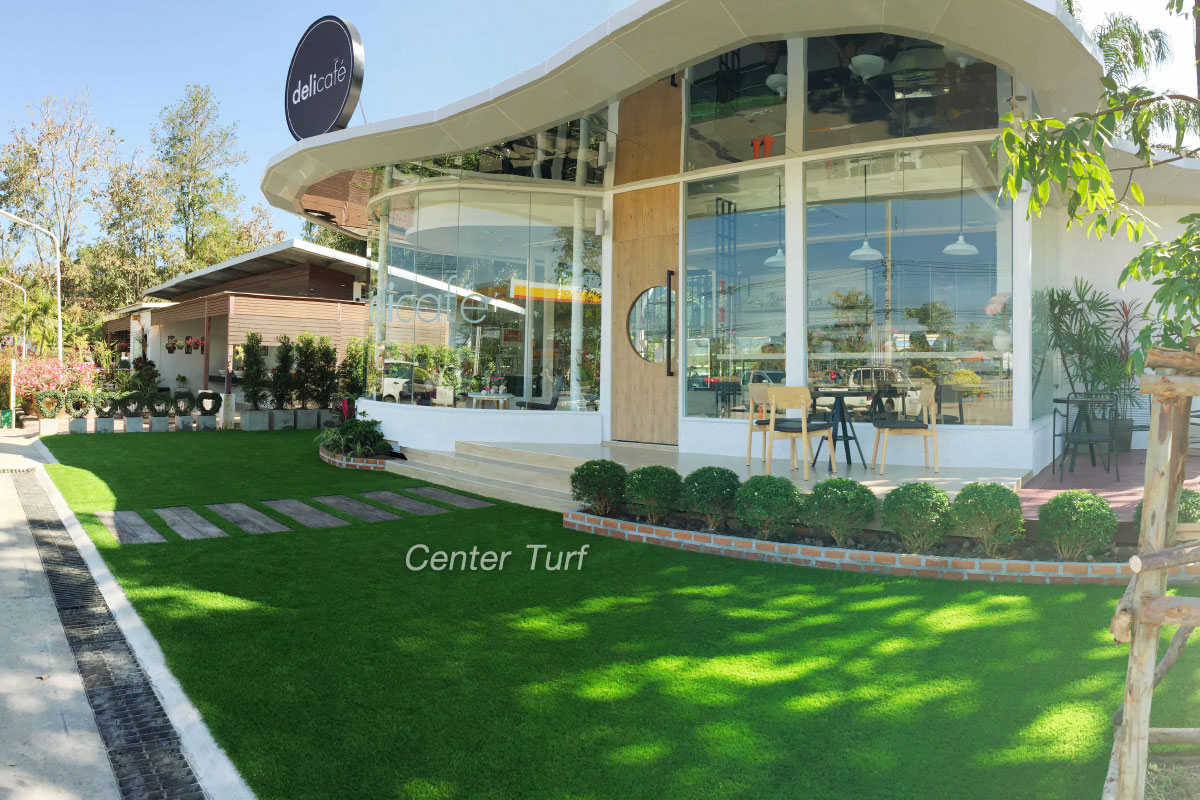 ปูหญ้าเทียมร้านกาแฟ Deli cafe อ.ห้างฉัตร จ.ลำปาง