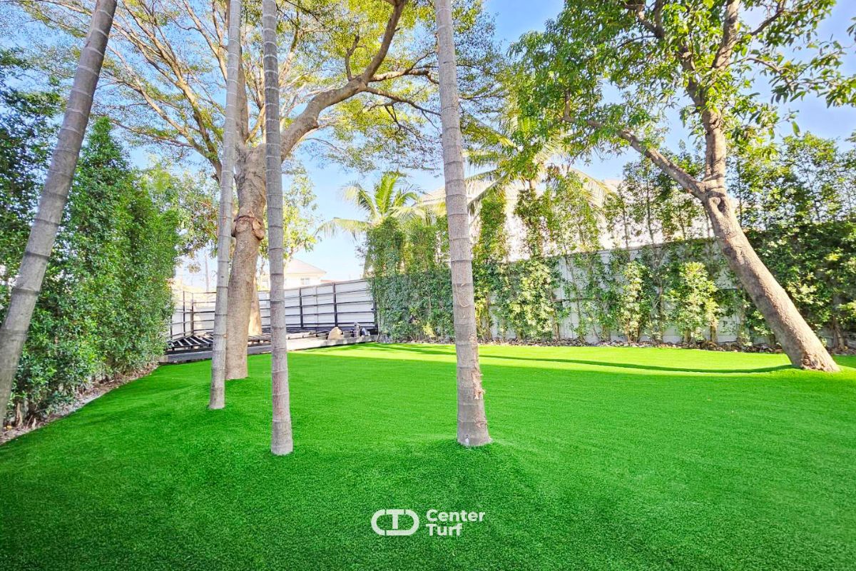 งานจัดสวนหญ้าเทียมสามารถอยู่ร่วมกับต้นไม้จริงและสิ่งแวดล้อมโดยรอบได้อย่างลงตัวและรู้สึกปลอดภัยทุกครั้งเมื่อใช้งาน