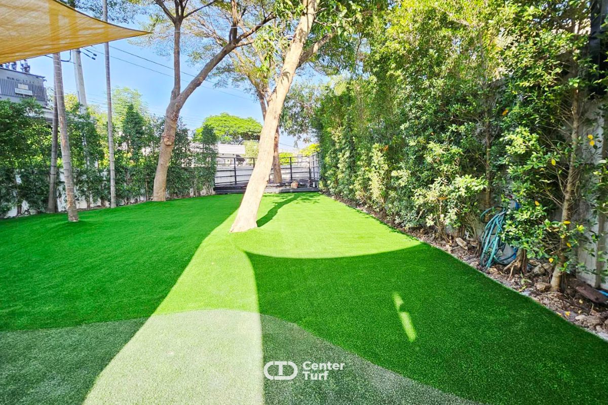 งานจัดสวนหญ้าเทียมสามารถอยู่ร่วมกับต้นไม้จริงและสิ่งแวดล้อมโดยรอบได้อย่างลงตัวและรู้สึกปลอดภัยทุกครั้งเมื่อใช้งาน