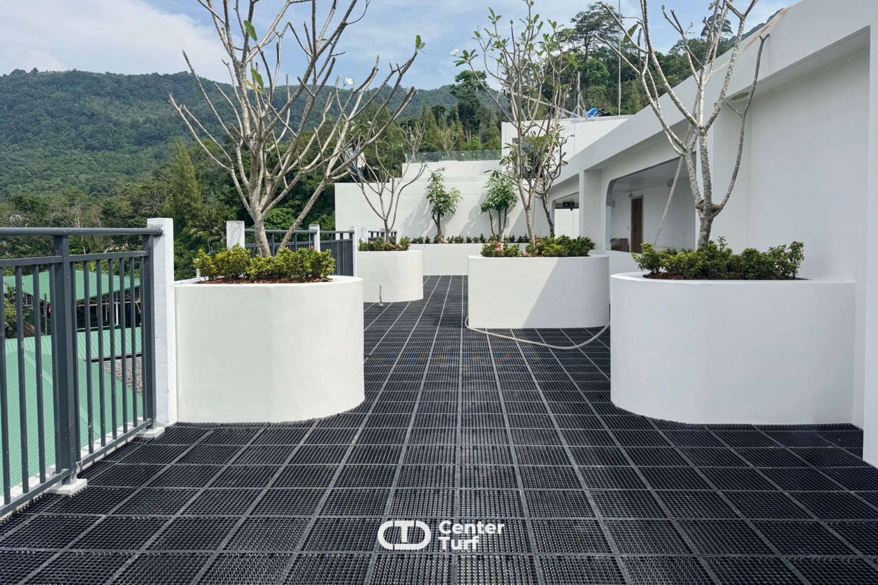 หญ้าเทียมสามารถช่วยลดแสงสะท้อนเข้าตัวอาคารเหมาะแกการพักผ่อนที่เงียบสงบ