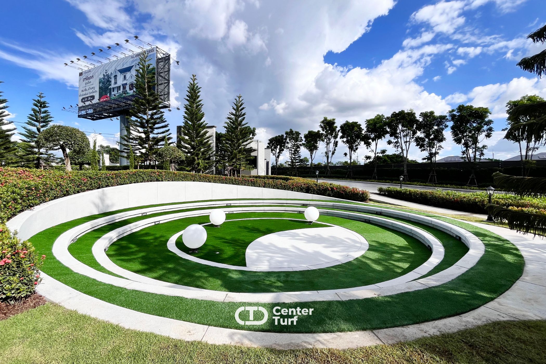 หลายโครงการเลือกใช้หญ้าเทียมรุ่นนี้ BC30 ความสูง 3 ซม. นุ่มและหนาแน่นเป็นพิเศษทนทานต่อการใช้งานแม้จะต้องเจอแดดและฝนก็ยังคงความสวยอยู่เสมอ