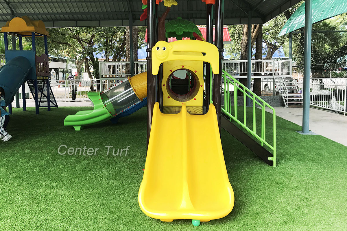 งานรื้อหญ้าเทียมเดิมและติดตั้งหญ้าเทียมสนามเด็กเล่นใหม่