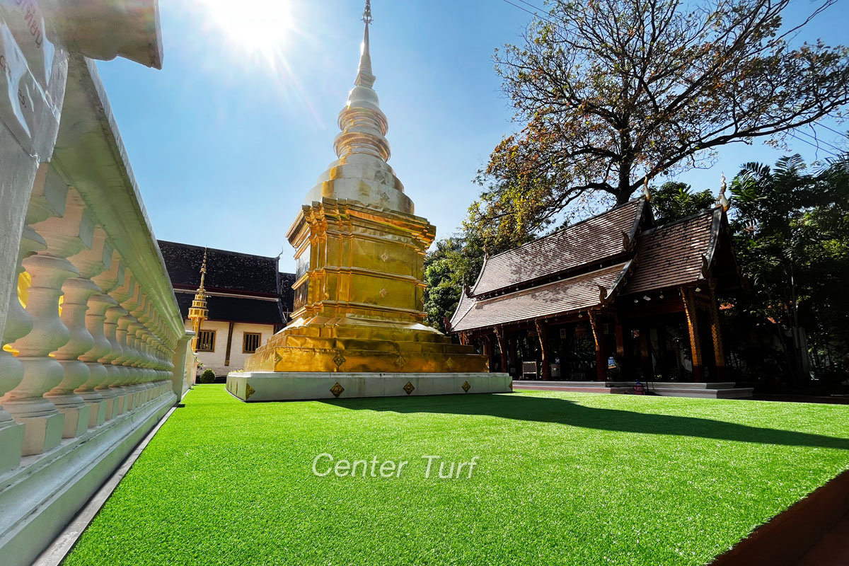 ติดตั้งหญ้าเทียมแทนพื้นไม้เดิมช่วยทำให้นุ่มเท้าเวลาเดินเพิ่มเติมความสวยได้ทุกองศา