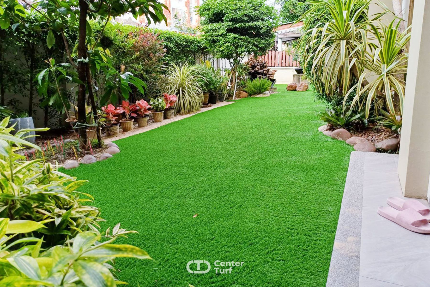 งานจัดสวนหญ้าเทียมบนพื้นดิน ด้วยหญ้าเทียมความสูง 30 มม.