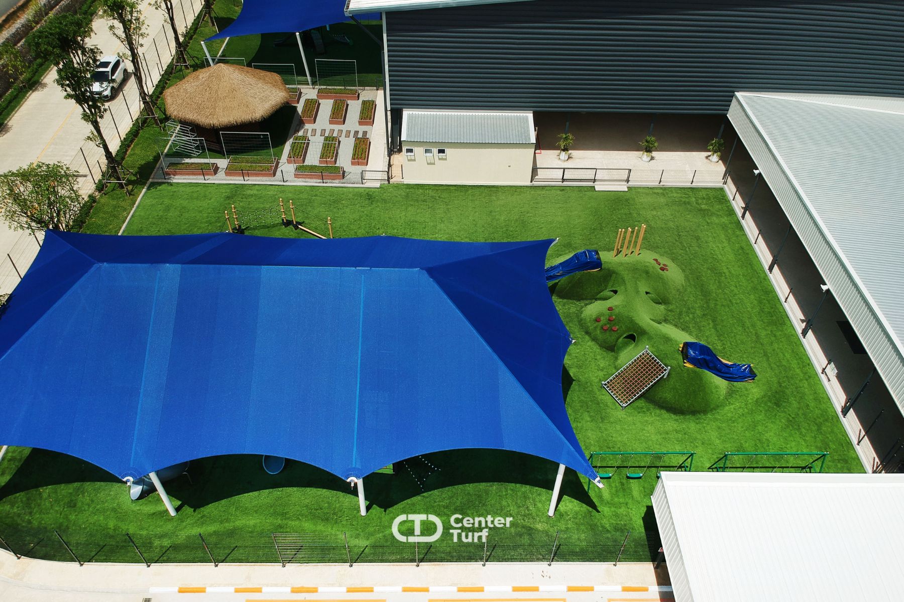 พื้นที่สีเขียวหรือสนามเด็กเล่นหญ้าเทียมช่วยให้น้องๆมีโอกาสในการพัฒนาทักษะทั้งทางด้านร่างกายสมองและสติปัญญา