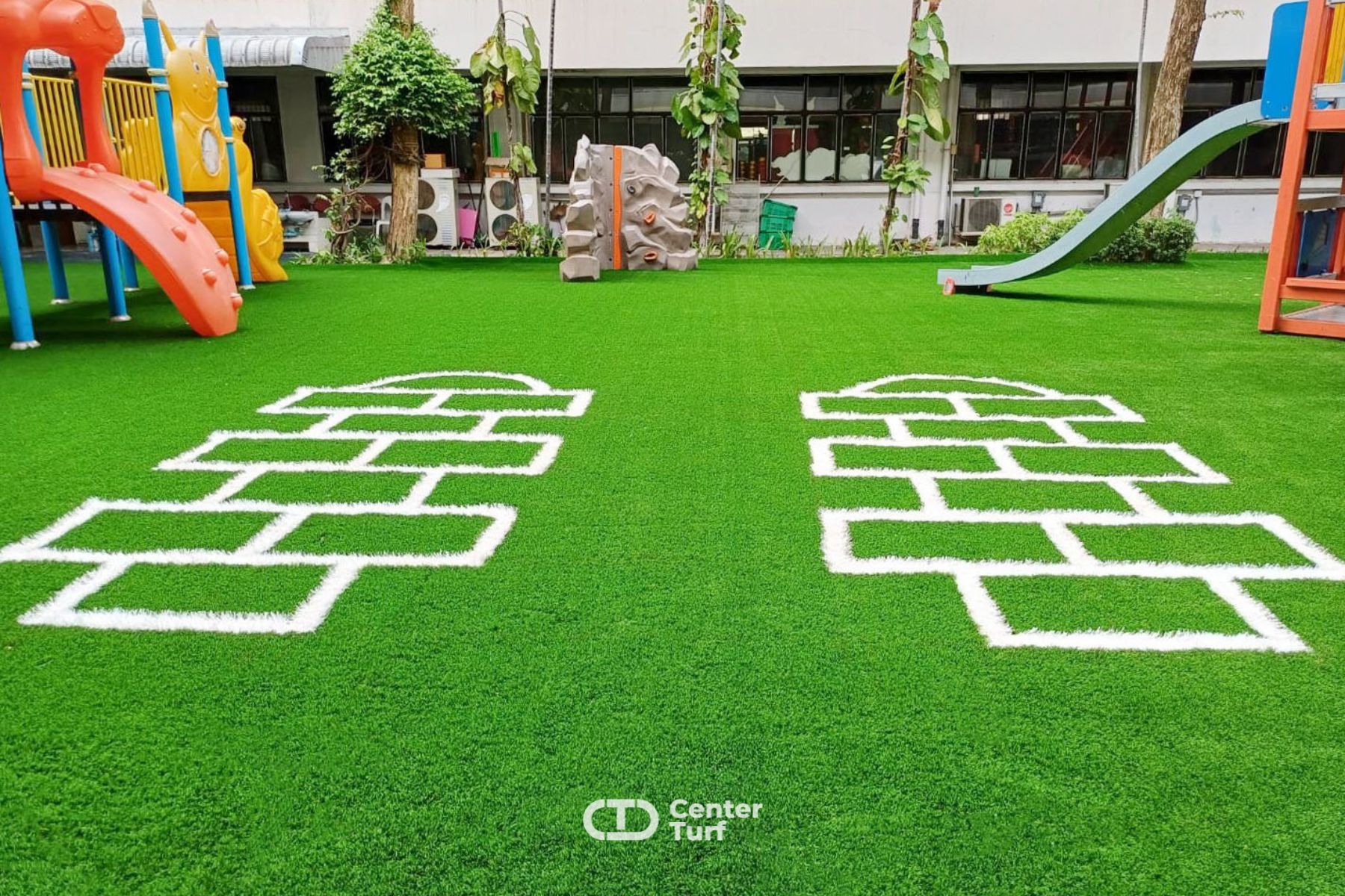 สนามเด็กเล่นหญ้าเทียมช่วยให้เด็กๆทำกิจกรรมได้อย่างอิสระและสนุกสนานได้เต็มที่