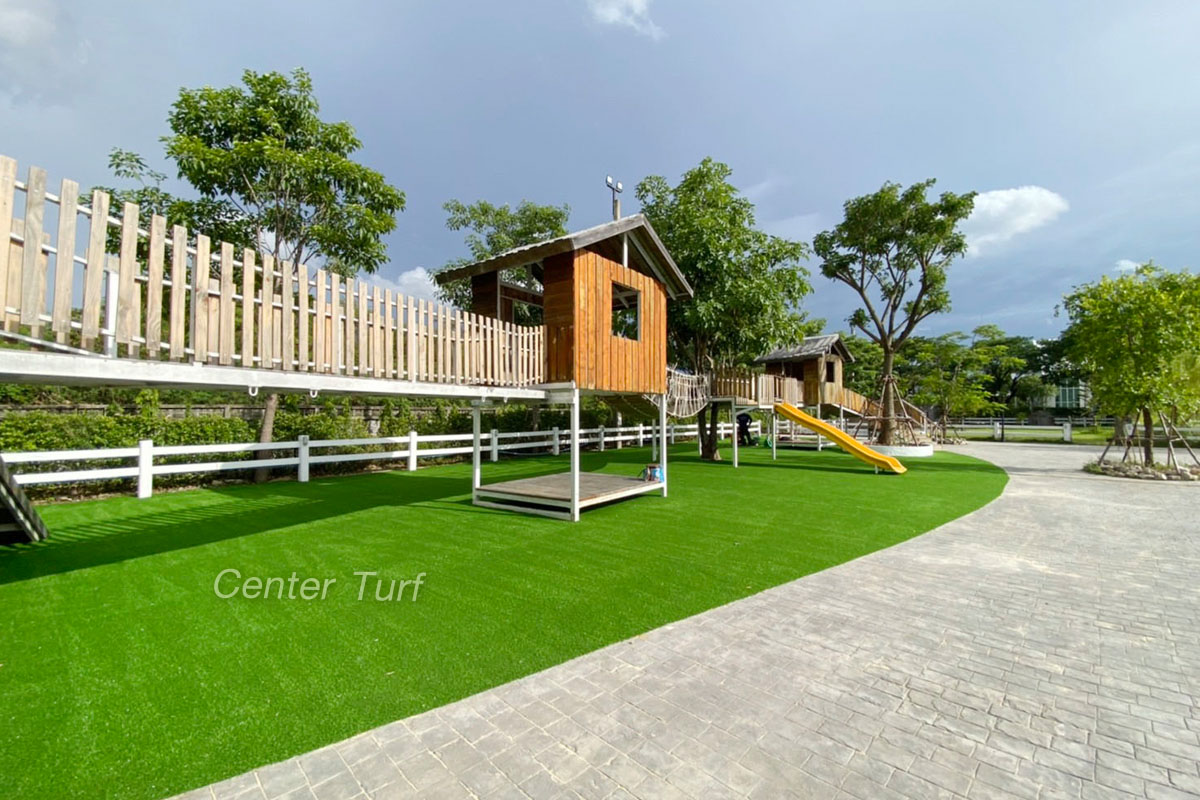 ตกแต่งลานสนามเด็กเล่นด้วยหญ้าเทียมเต็มพื้นที่ ช่วยเพิ่มสีสันให้ดูน่าใช้งานมากยิ่งขึ้น และยังสวยแบบนี้ได้ตลอดทั้งปี เพราะมีหญ้าเทียมเซ็นเตอร์ เทิร์ฟ