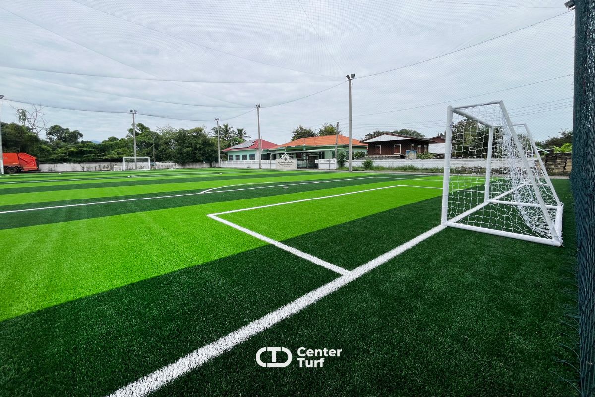 คือการลงทุนที่คุ้มค่า พื้นสนามกลับมานุ่มและน่าเล่นยิ่งขึ้น ช่วยลดความเสี่ยงจากการบาดเจ็บ เพิ่มความประทับใจให้ผู้เล่น และยกระดับมาตรฐานสนามให้โดดเด่น พร้อมรองรับการใช้งานอย่างหนักได้ดีในระยะยาว