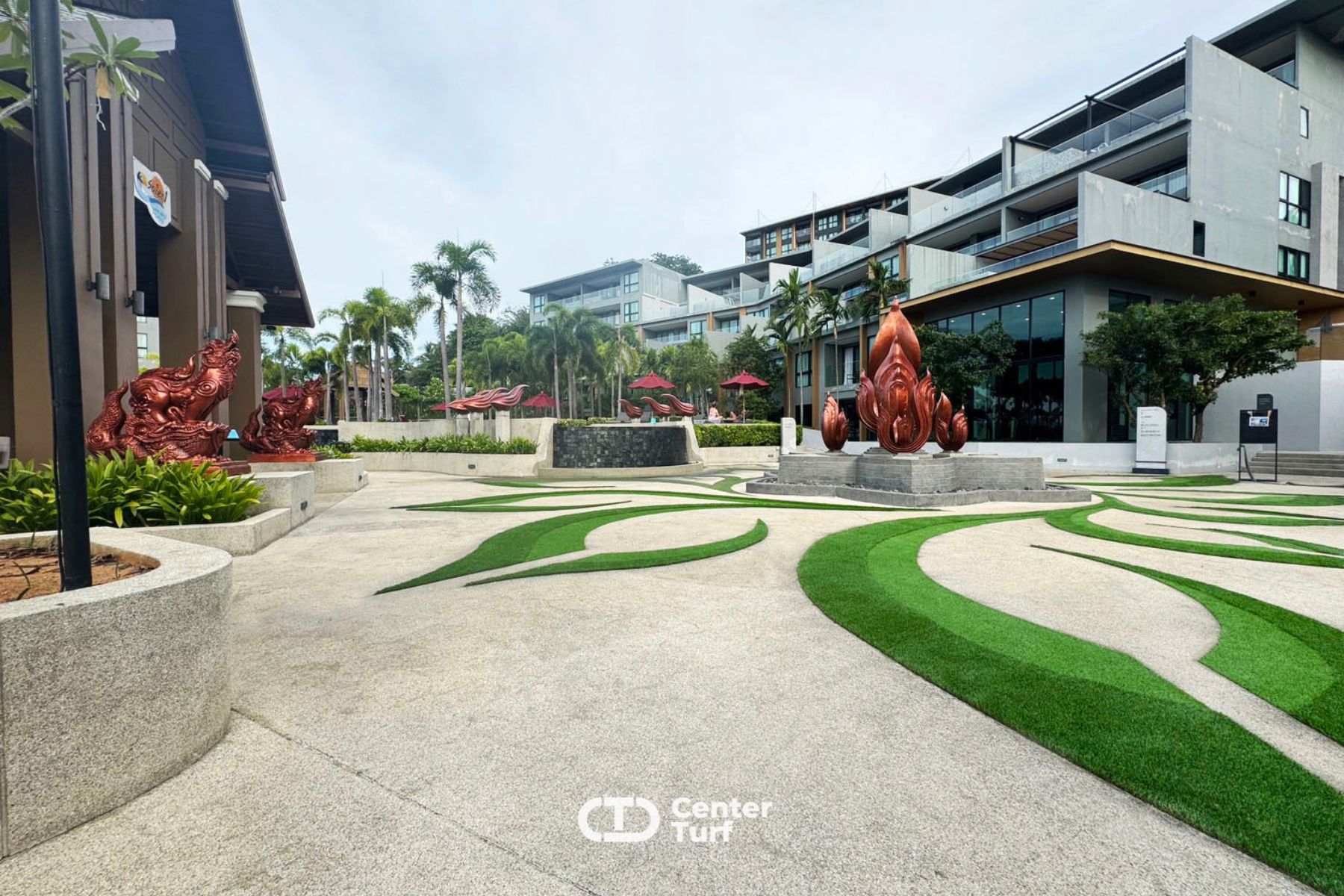 ด้วยหญ้าเทียมสีเขียวเข้มเเละสีเขียวอ่อน เมื่อติดตั้งเรียบร้อยแล้วดูเข้ากันได้อย่างลงตัว