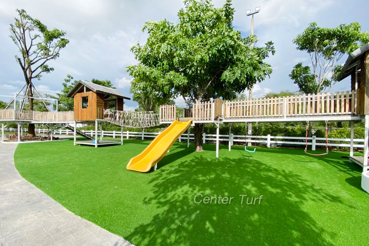 ตกแต่งลานสนามเด็กเล่นด้วยหญ้าเทียมเต็มพื้นที่ ช่วยเพิ่มสีสันให้ดูน่าใช้งานมากยิ่งขึ้น และยังสวยแบบนี้ได้ตลอดทั้งปี เพราะมีหญ้าเทียมเซ็นเตอร์ เทิร์ฟ