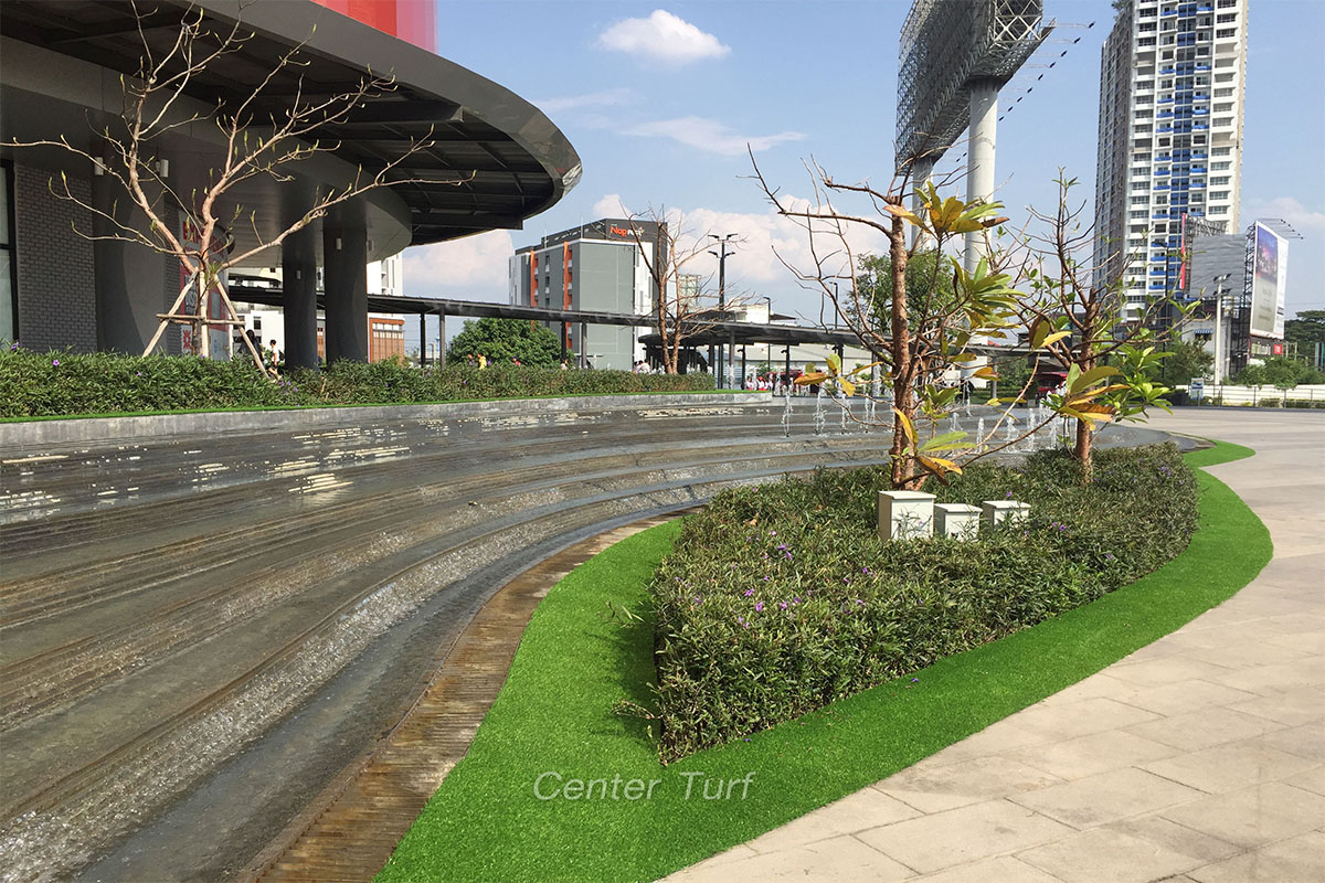หญ้าเทียมสำหรับตกแต่งภูมิทัศน์บริเวณโดยรอบลานน้ำพุ ห้างสรรพสินค้าเซ็นทรัลเฟสติวัลเชียงใหม่