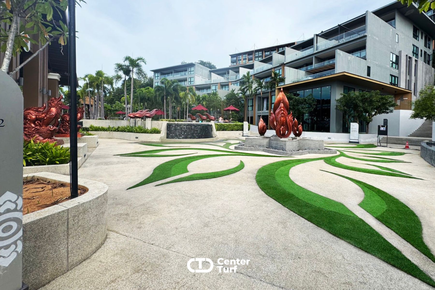 ด้วยหญ้าเทียมสีเขียวเข้มเเละสีเขียวอ่อน เมื่อติดตั้งเรียบร้อยแล้วดูเข้ากันได้อย่างลงตัว