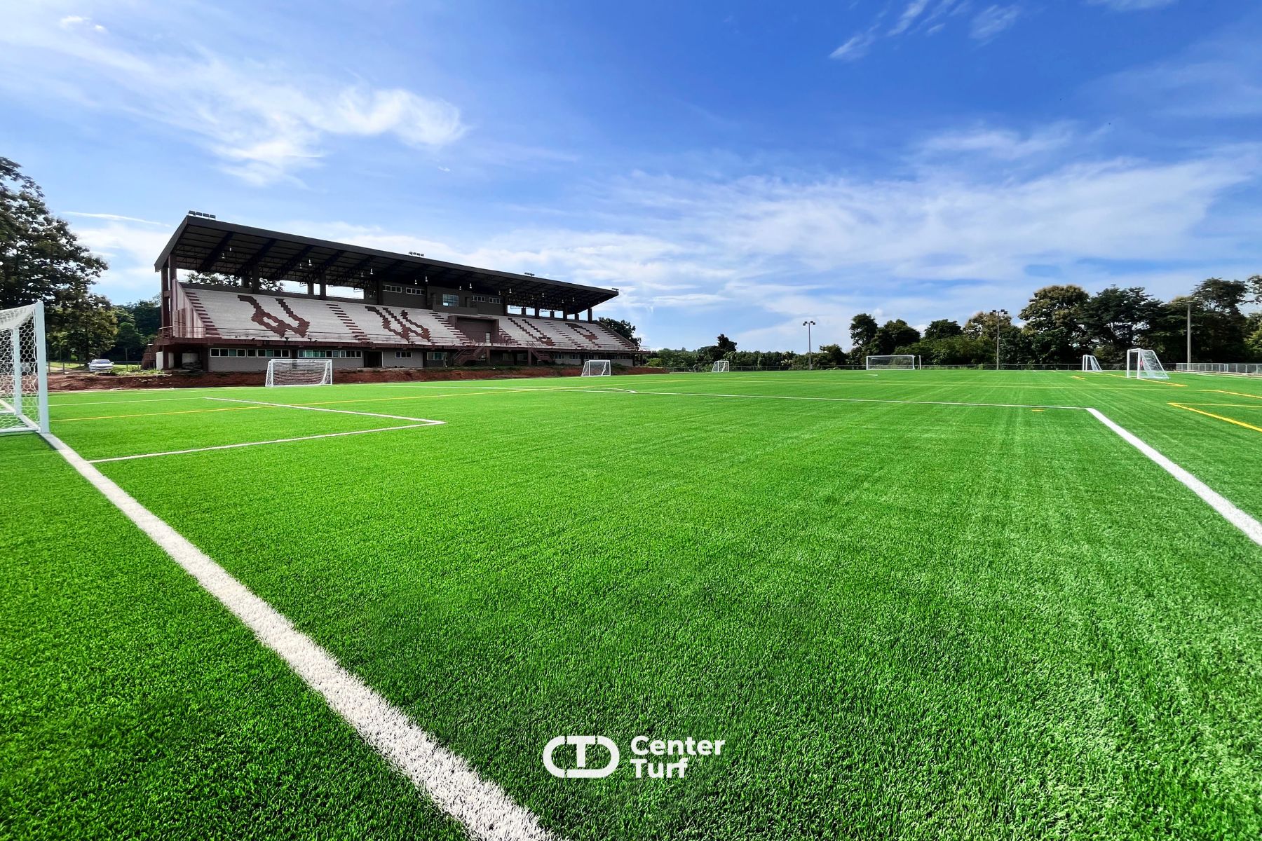 สนามฟุตบอลหญ้าเทียมที่ติดตั้งพร้อมมาตรฐานระดับมืออาชีพ เราใส่ใจทุกรายละเอียด  เพื่อให้ลูกค้าได้รับสนามที่พร้อมใช้งานอย่างเต็มที่ และสร้างประสบการณ์การเล่นที่ดีที่สุดในทุกแมตช์ 