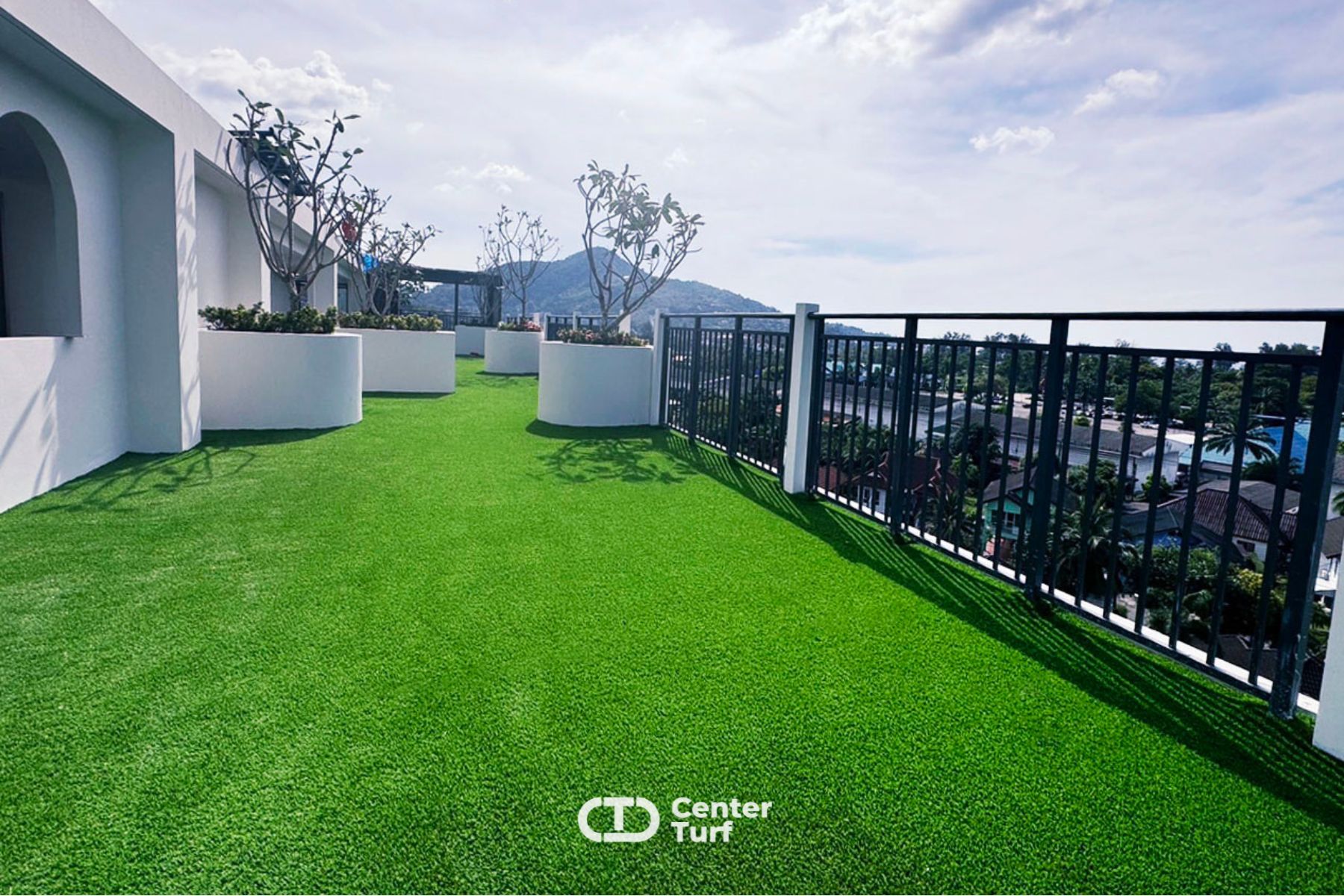 หญ้าเทียมสามารถช่วยลดแสงสะท้อนเข้าตัวอาคารเหมาะแกการพักผ่อนที่เงียบสงบ