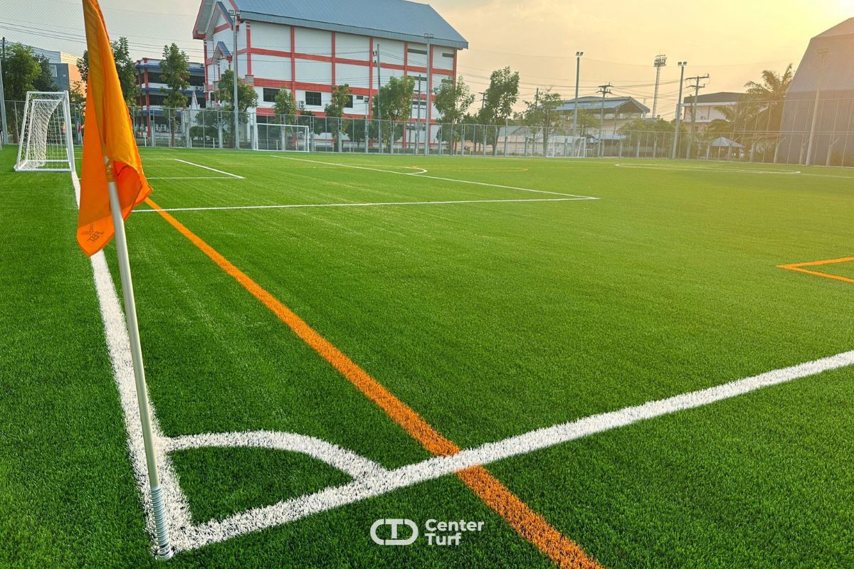 ส่งมอบสนามฟุตบอลหญ้าเทียมพร้อมงานก่อสร้างไปเป็นที่เรียบร้อยCENTER TURF รับสร้างสนามฟุตบอลหญ้าเทียมคุณภาพตรงตามมาตรฐานการใช้งานระดับ FIFA