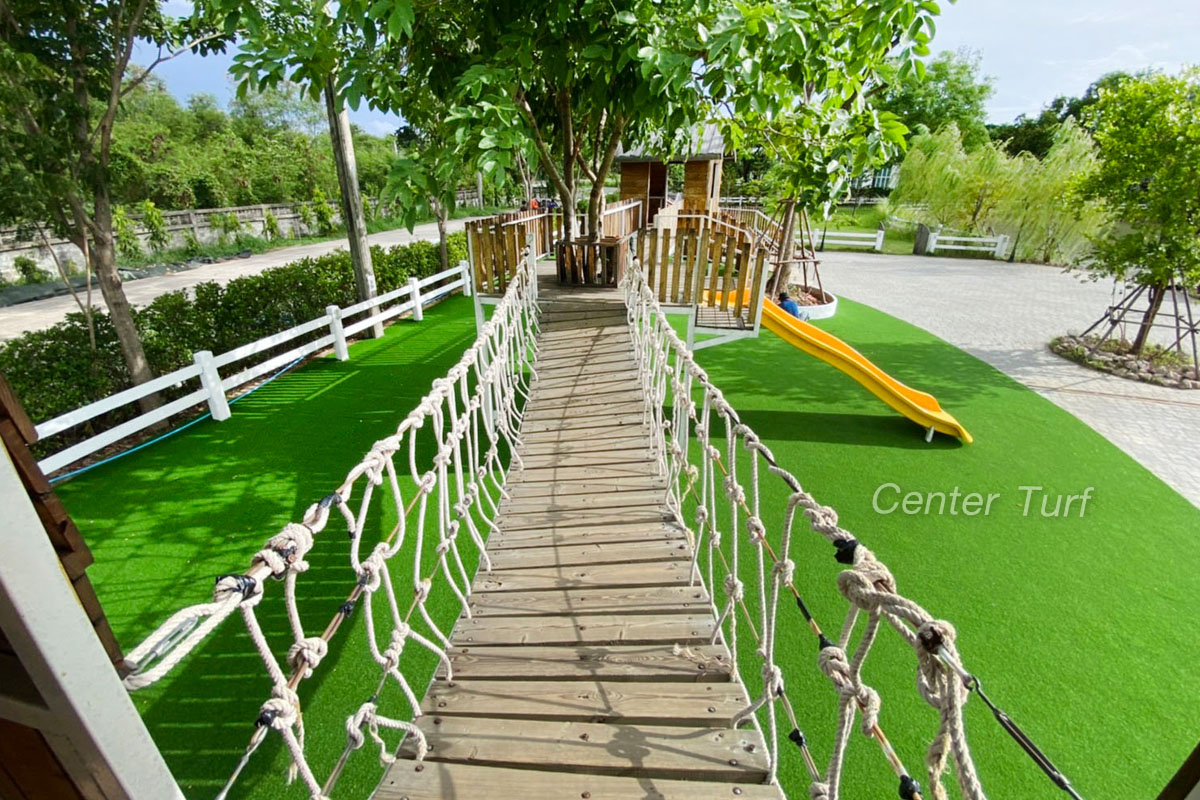 ตกแต่งลานสนามเด็กเล่นด้วยหญ้าเทียมเต็มพื้นที่ ช่วยเพิ่มสีสันให้ดูน่าใช้งานมากยิ่งขึ้น และยังสวยแบบนี้ได้ตลอดทั้งปี เพราะมีหญ้าเทียมเซ็นเตอร์ เทิร์ฟ
