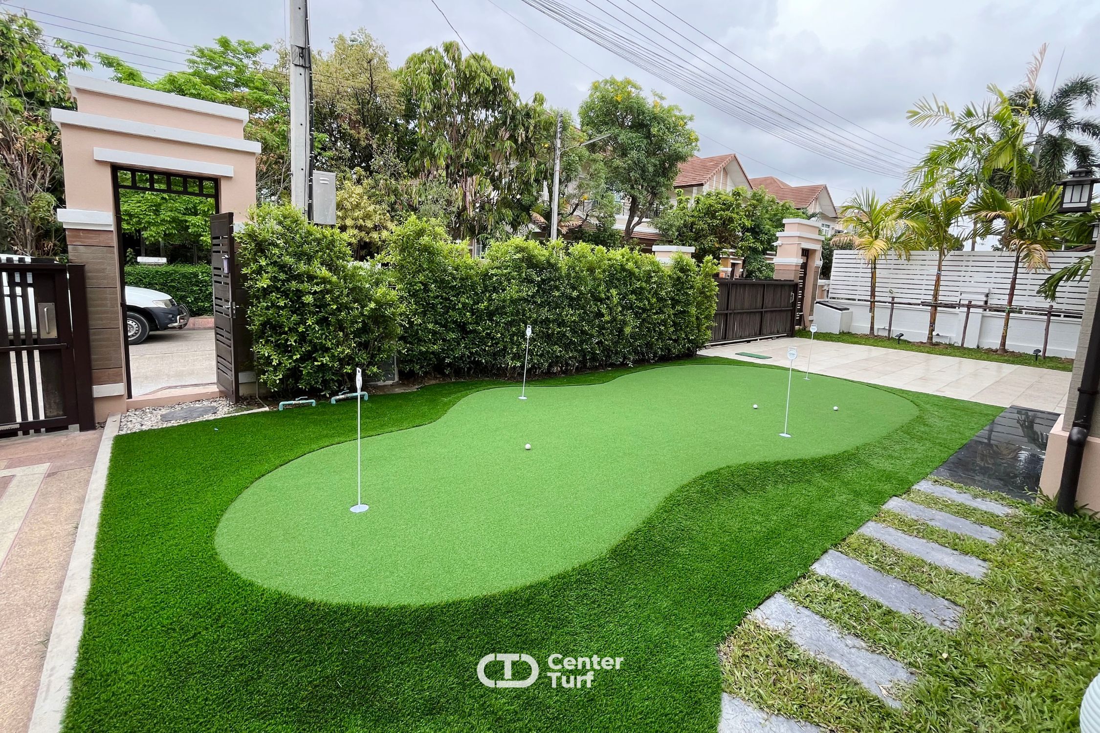 พัตติ้งกรีนหญ้าเทียมตอบโจทย์ได้ดีในทุกฟังก์ชั่น  และยังสามารถสร้างไลน์กรีนได้หลากหลายเพื่อการฝึกซ้อม,เพิ่มทักษะให้รวมอยู่ในสนามเดียว